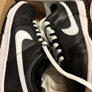 Nike Men's Black and White Leather Sneakers